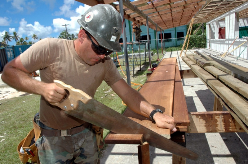 charpentier-VILLEFRANCHE SUR MER-min_worker_construction_building_carpenter_male_job_build_helmet-893290